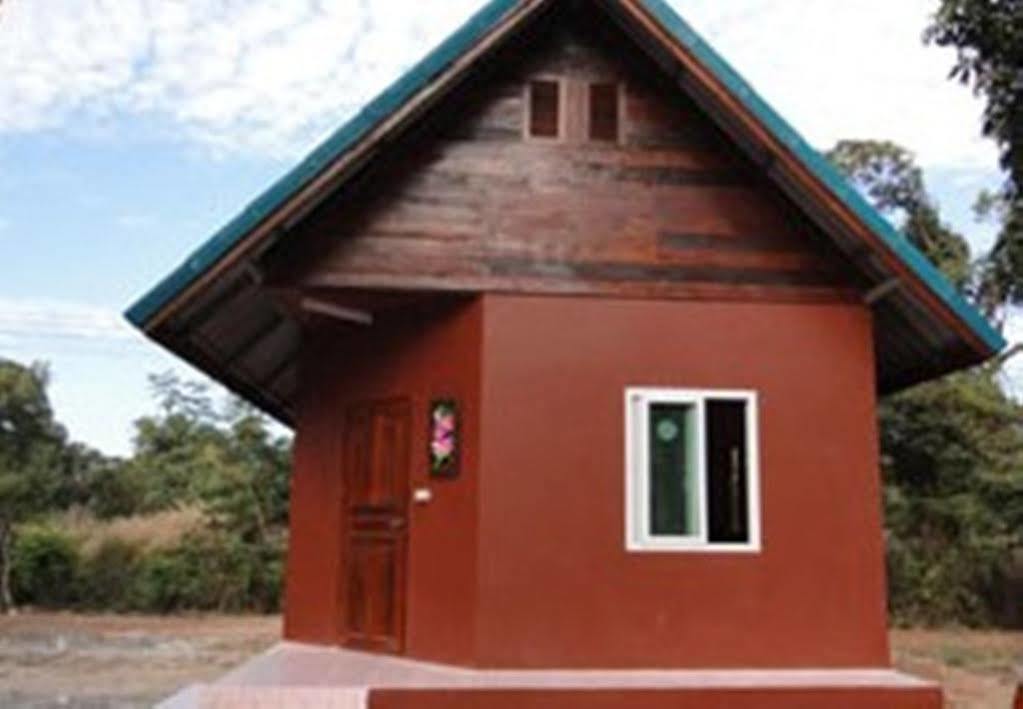 Rainbow Resort Amphoe Phen Exterior foto